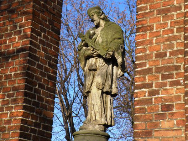 Rzeźba Św. Nepomucena przy bramie cmentarej