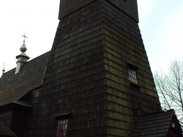 przed kościołem - przed dobudowaną w latach 1983-84 wieżą, jest z nami pani co na świątynię do zwiedzania udostępniła - przy okazji: dziękujemy !