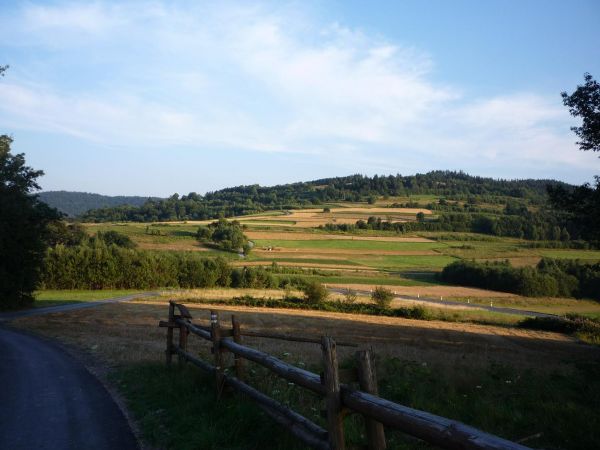 Harbutowice. Widok na przełęcz Sanguszki i Krowią Górę.