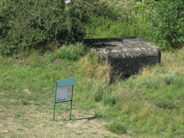 Widok z oddali na schron nr 2 Armii "Pomorze", oraz tablicę informacyjną nr 1. z opisem ścieżki edukacyjnej po obiektach fortyfikacji rejonu - ZIELONCZYN-Kruszy