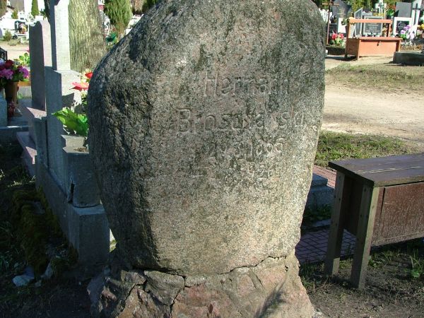 Jeden z ocalałych pomników nagrobnych na cmantarzu komunalnym w Kętrzynie.