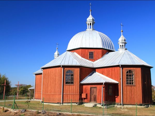 Dawna cerkiew greckokatolicka pw. św. Dymitra Męczennika, wzniesiona w 1904 r. w miejscu poprzedniej; po 1946 r. kaplica rzymskokatolicka pw. św. Wawrzyńca.