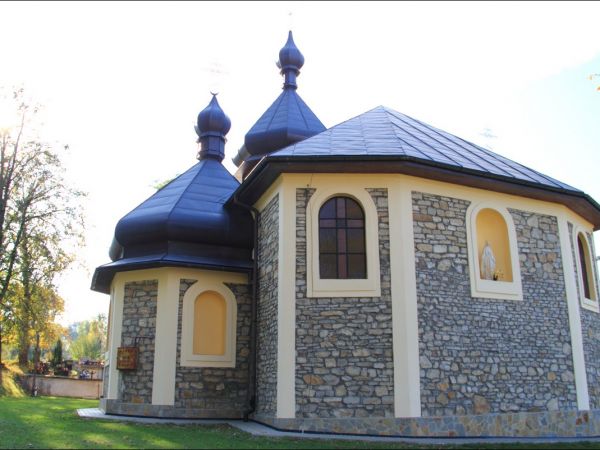 Murowana parafialna cerkiew greckokatolicka św. Michała Archanioła w Olszanach . Cerkiew została zbudowana w 1924, w miejscu wcześniejszej murowanej cerkwi, zbu