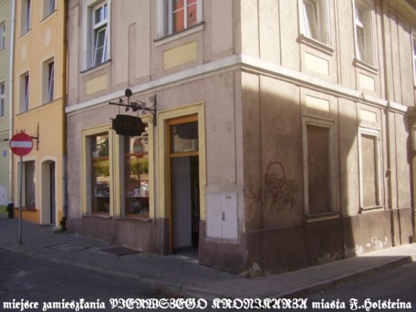 W tym budynku mieszkał Pierwszy Kronikarz Miasta F.Holstein, teraz ul. Zacisze 1 - Kościelna