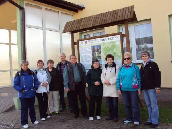 w centrum wsi : Urząd Gminy w Sanoku widacz ustawił, już nas "przyzwyczaił" że "takich jak my" to poważnie traktuje i w niezbędne pomoce wyposaża - toteż raz je