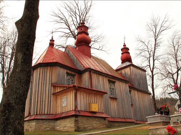 Drewniana filialna cerkiew greckokatolicka p.w. św. Paraskewii w Hołuczkowie . Zbudowana w 1858 r. przez miejscowego cieślę Konstiantyna Melnyka. Wewnątrz cerkw