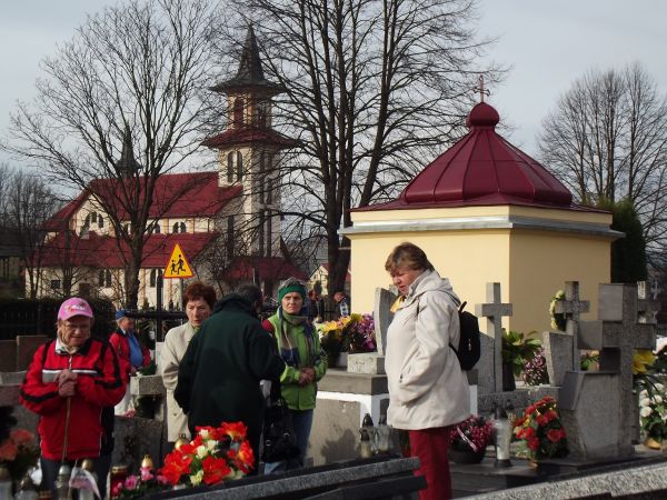 na miejscowym cmentarzu, tu w sektorze współczesnym, grzebalnym wyznawców obrządku rzymsko-katolickiego. W innym sektorze grzebani byli i nadal dokonują pochówk