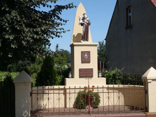 Kapliczka z figurą Św. Antoniego zb.na Milenium 2000r.