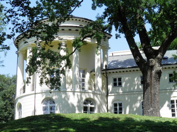 Pałac z lat 1817-1819, powstały wg. projektu Magdaleny z Dzieduszyckich Morskiej przy pomocy Chrystiana Piotra Aignera i budowniczego Fryderyka Baumana.