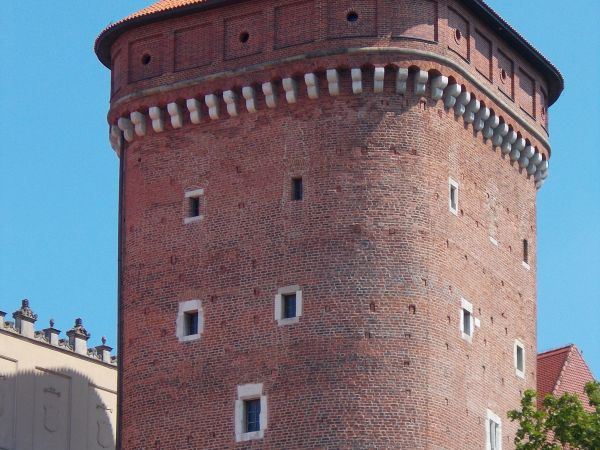 Symbol Państwa Polskiego na stałe króluje na Baszcie Senatorskiej wawelskiego zamku .