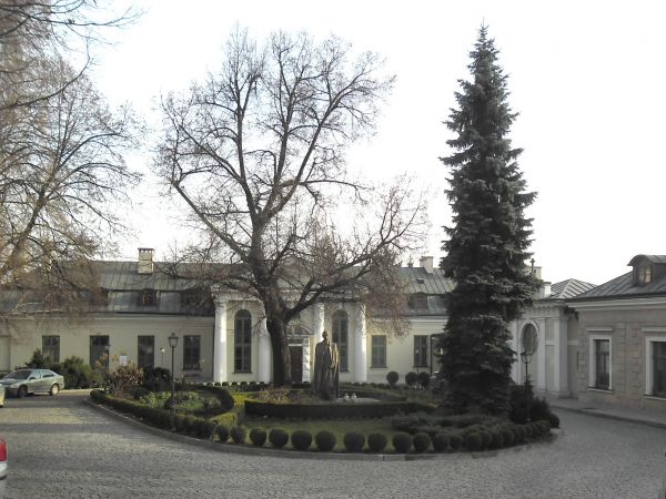 Przed archidiecezją.