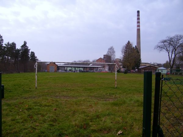 boisko  dawna kopalnia lub to co z niej zostało w której coś pracują