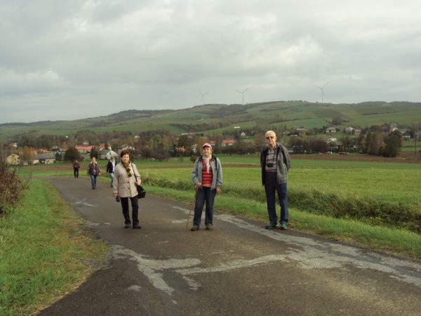 przez przysiółek "Miklaszki" do Woli Jaworowej zmierzamy, kiedyś osobnej wsi a po II w.św. należącej do m. Wola Sękowa /jest galeria - zapraszam/, hen - farma w