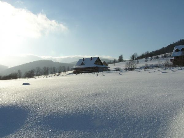Widok z osiedla słonecznego na Czarną Górę w Siennej