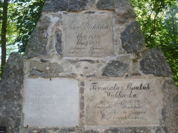 Wspomniane tablice z pomnika.