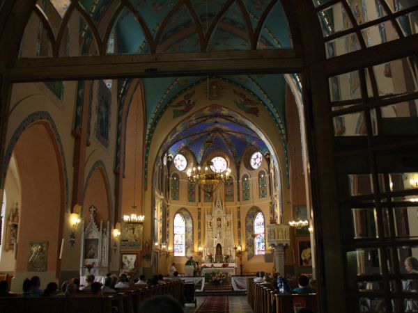 wnętrze świątyni z ołtarzem głównym.