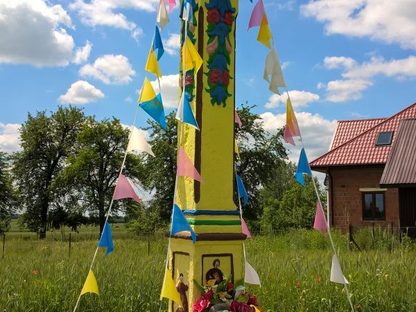 Wędrujemy jak dawniej ,do kościoła w Ostrowcach  mijamy pięknie odnowioną kapliczkę .Stała kiedyś obok nie istniejącej już drogi.  Drogi nie ma a kapliczka dale