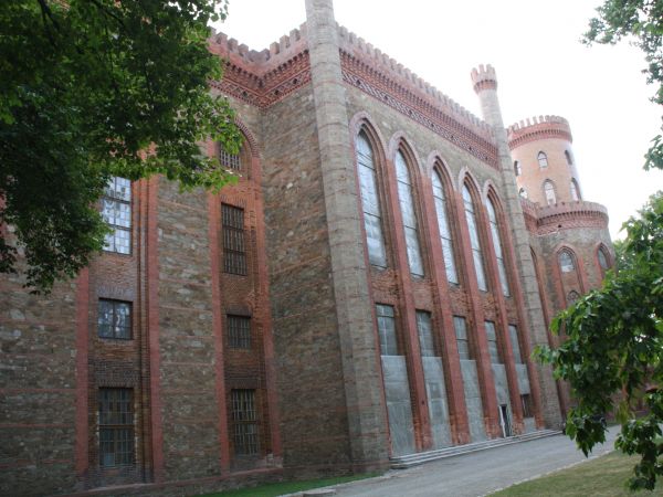 lico murów pałacowych i krenelaż je zwieńczający oraz wieże i baszta narożna - zapraszają też do wnętrz...