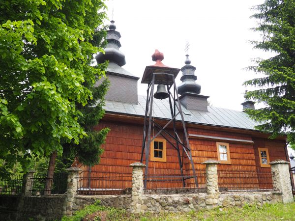 dawna cerkiew z 1855r., po wojnie kościół - dach kalenicowy, kryty blachą, wieża jest nadbudowana nad kruchtą przylegającą od zachodu do babińca.