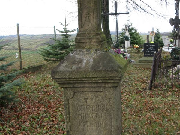 na cmentarzu greckokatolickim, przed - obok i wśród interesujących kamiennych krzyży nagrobnych, przeważnie z pocz. XX wieku.