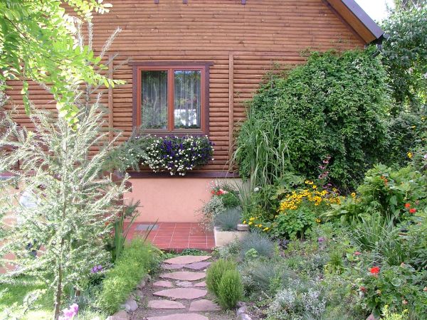 Pomysłowo zbudowny i interesująco usytuowany domek nad jeziorkiem (?).....