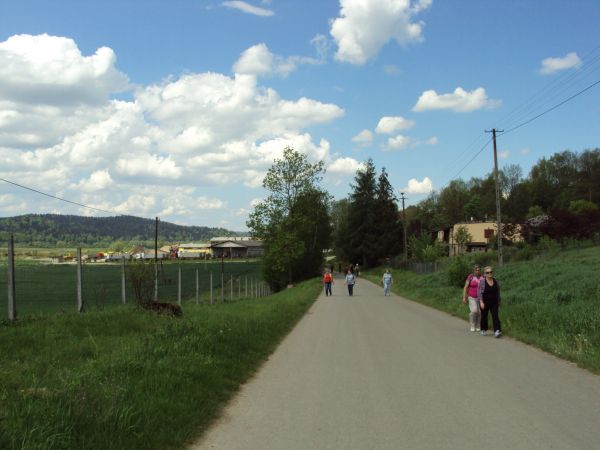 już na terenie wsi - po długim rajdzie od promu w Krzemiennej, n/z po lewej widać żwirownię, tam wcześniej droga do kładki wiszącej nad Sanem - warto tam być !