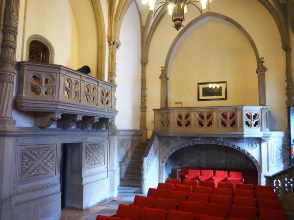 tam na balkoniku muzycy zajmowali, po lewej z balkonu na bawiących w sali można było zerkać i gestami pozdrowień obdarzać - no i się bawiono, tańcowano, radowan