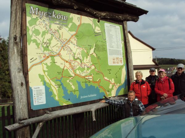 plansza z mapą Myczkowa i okolic, ładnie osadzona w stylowej ramie, w centrum wsi - przy parkingu. Na mapie naniesiony "Szlak Siedmiu Potoków" - będziemy nim po