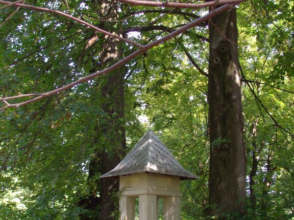 kapliczka dworska w parku, przy gościńcu / alei głównej - uposażenie / figurka / rzeźba - w specjalistycznej, renomowanej pracowni konserwatorskiej.