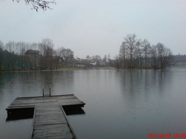 Jezioro o tej samej nazwie co miejscowość,akurat w czasie kwietniowego deszczyku 2008 roku,jeszcze nie ma zieleni dookoła ale urok ma cały rok....ten pomost róż