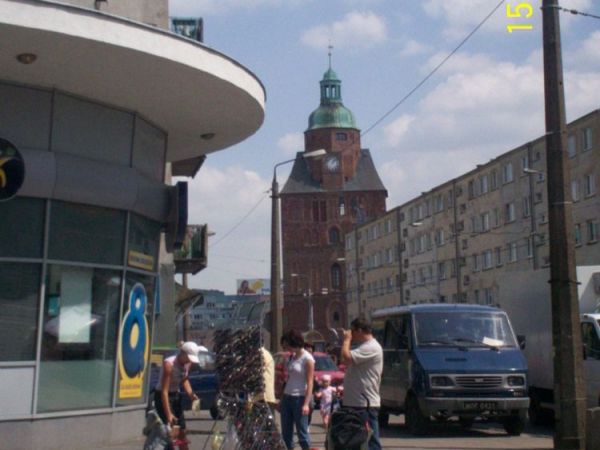 Główna ulica miasta z zabytkową Katedrą w tle.