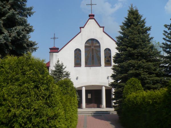 Parafialny kościół Matki Bożej Królowej Korony Polskiej w centrum Brzostkowa.