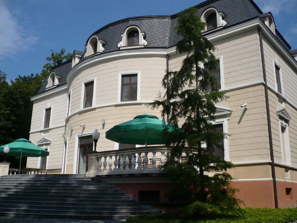 Pałac Biernackich z przeł.18/19w,przebudowany na pałac myśliwski
1879/84,park 1.64h,obecnie ośrodek szkoleniowy,pokoje gościnne.