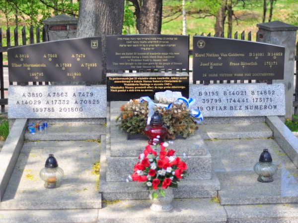 Grób Ofiar Marszu Śmierci na mszańskim cmentarzu, na którym w połowie czerwca uroczyście odsłonięto tablicę z odnalezionymi nazwiskami niektórych z pochowanych