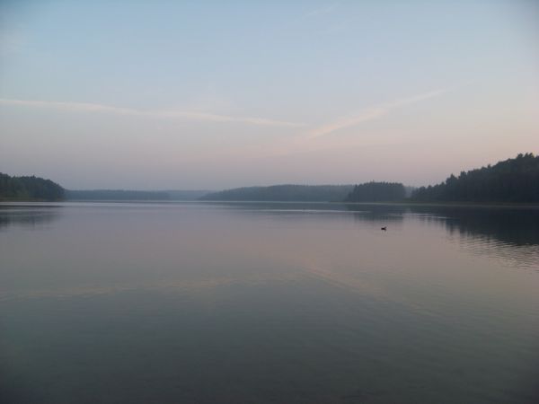 Mglisty wschód słońca na jeziorem w Kamionkach.