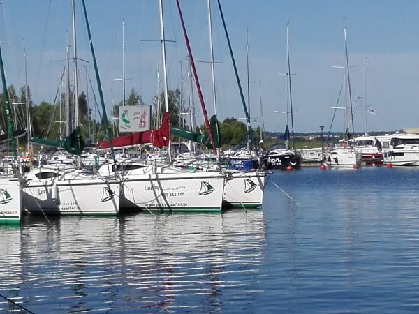 Poranny spokój w przystani.