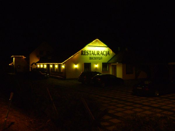 RESTAURACJA "BIESIADA" w KOŹMINIE, NOCĄ