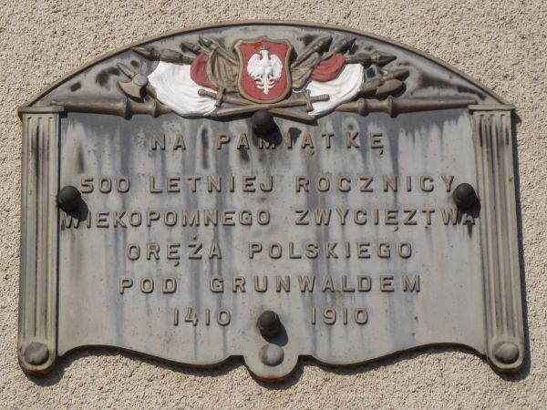 piękny medalion z godłem i kartuszami - na postumencie krzyża grunwaldzkiego.