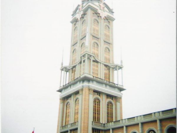 przed bazyliką, wieża wznosi się do wysokości 141,5 metra, w niej windy.