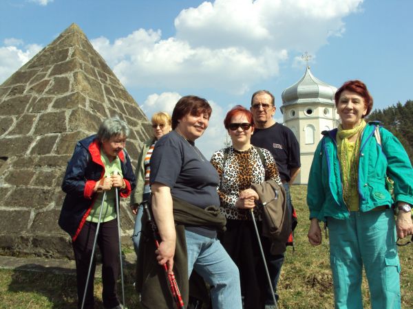 Piramida - grobowiec, pochowani: prof. dr Włodzimierz Kulczycki - były rektor Akademii Medycyny Weterynaryjnej we Lwowie oraz jego syn Adam, prof.Uniwersytetu W