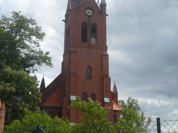 Wieża kościoła widziana od strony rzeki.
