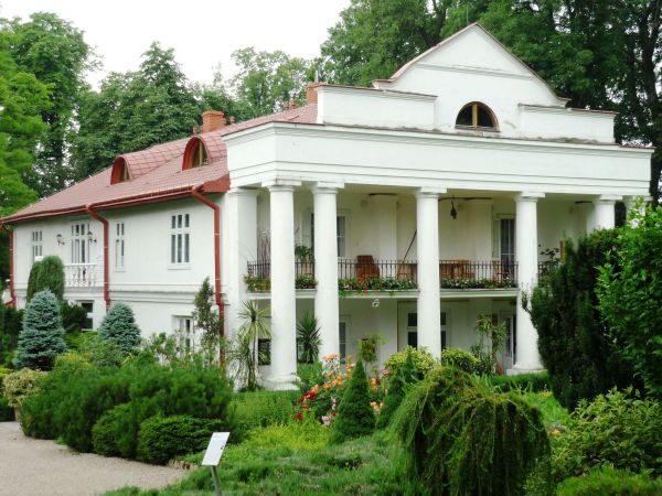 W tym dworze od 1845 do 1855 roku mieszkał malarz Piotr Michałowski . Obecnie siedziba Arboretum i Zakładu Fizjografii .