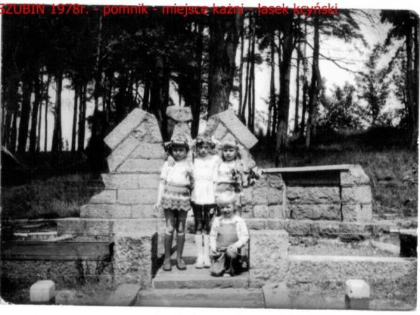 Szubin - pomnik ofiar zbrodni hitlerowskiej - lasek przy ul. Kcyńskiej. Zdjęcie wykonane w 1978r.
