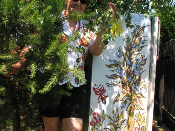 Pani Danuty Dyman w swoim wymalowany przez siebie gospodarstwie  Zalipie 175 6.06.2011