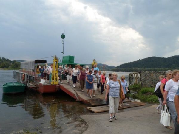 na przystani przeprawy promowej - przez Jezioro Czchowskie - 280 metrów - do Tropia.