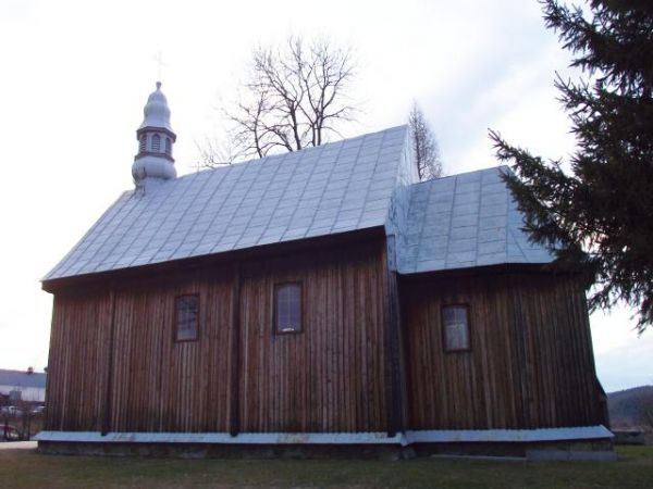 kościół, dawna cerkiew z Jasienia - jest to obiekt orientowany, konstrukcji zrębowej, zewnętrznie dwudzielny, prezbiterium zamknięte trójbocznie.