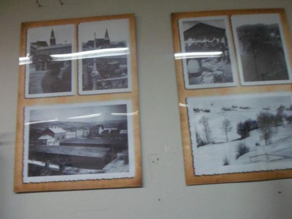 w oszklonych gablotach zdjęcia z wojennej przeszłości.