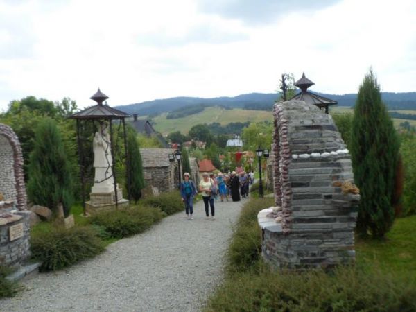 na Golgotę pielgrzymi zmierzają - z miejscowym księdzem przewodnikiem.