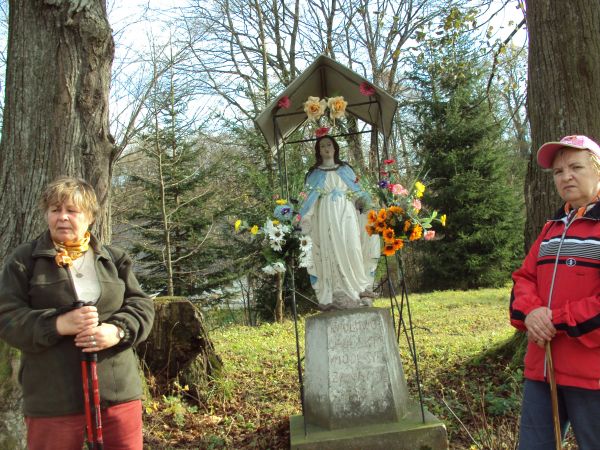 przed / obok: kapliczki z figurą Matki Boskiej - w parku dworskim, przy gościńcu, przed stawami.