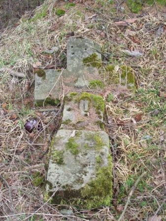 krzyż nagrobny, kamienny - na cmentarzu ewangelickim.